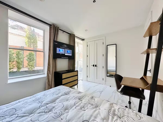 Building Photo - Furnished room/NOT APARTMENT
