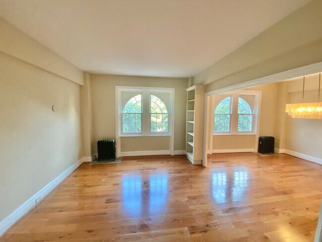 Photo - Have Breakfast at Tiffany's! Dupont's Gleaming Light Filled 2 En-suites w/ W/D at the Tiffany! Apartment