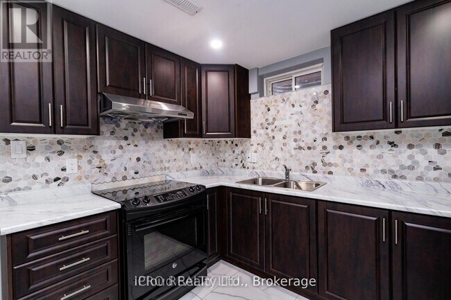 Building Photo - 39 Roulette Cres