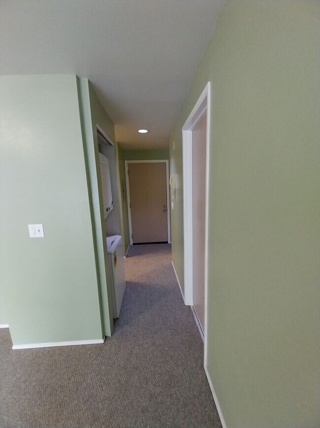 Building Photo - 1 bed/1 bath Condo with partial city view ...