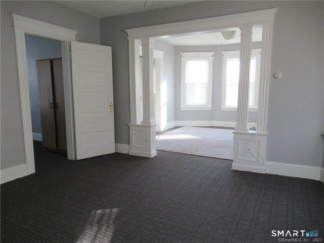 Building Photo - 166 Booth St