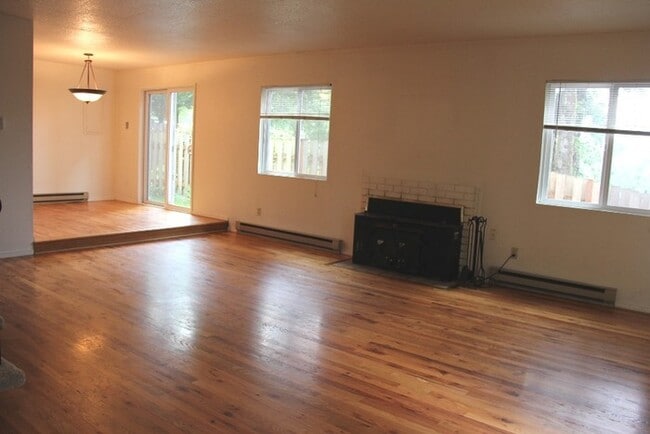 Building Photo - 3 Bed, 1 Bath Duplex in Lake Oswego