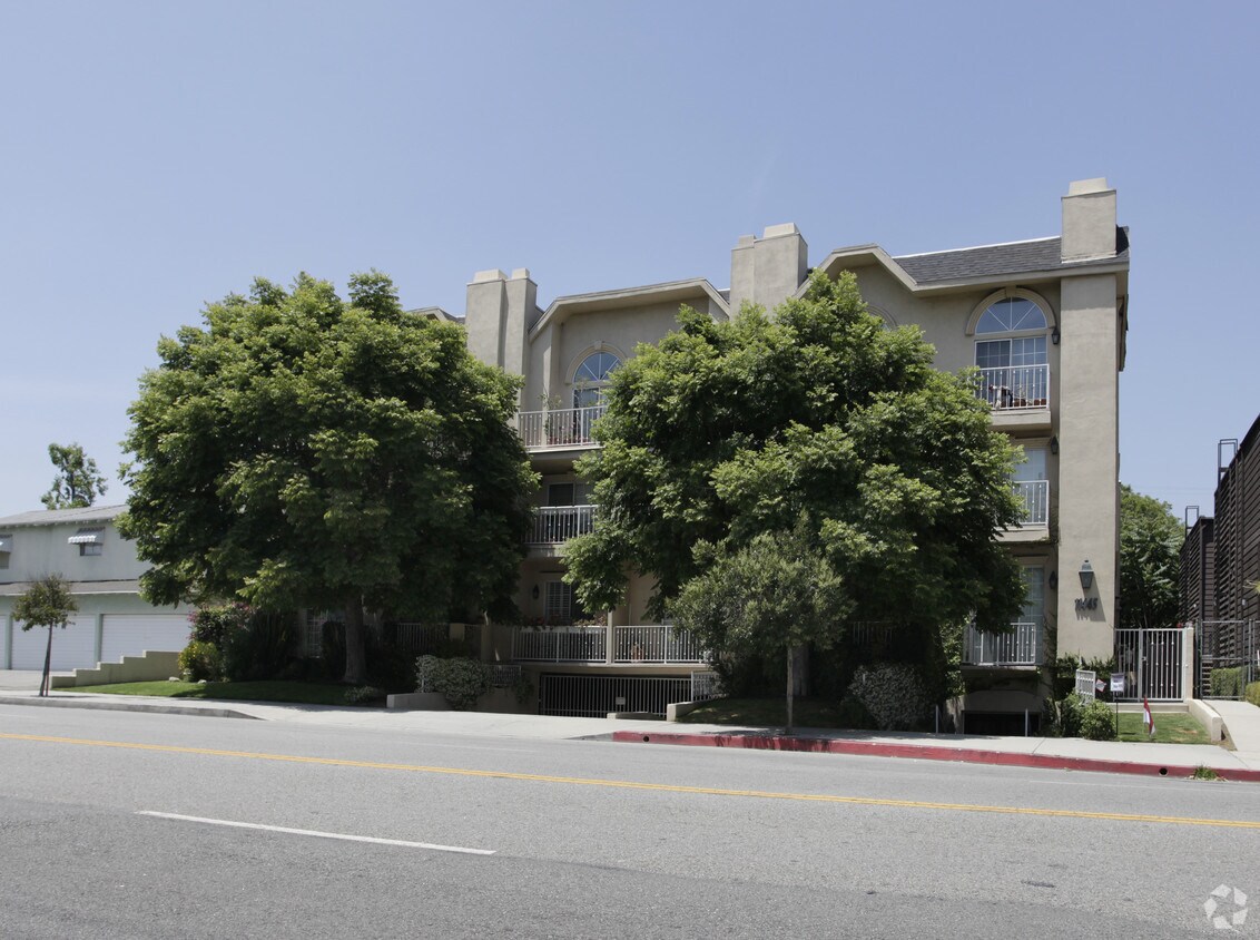 Building Photo - 11445 Moorpark St