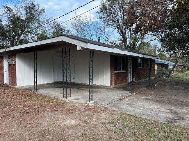 Building Photo - Cozy 3-Bedroom Brick Home with Modern Touc...