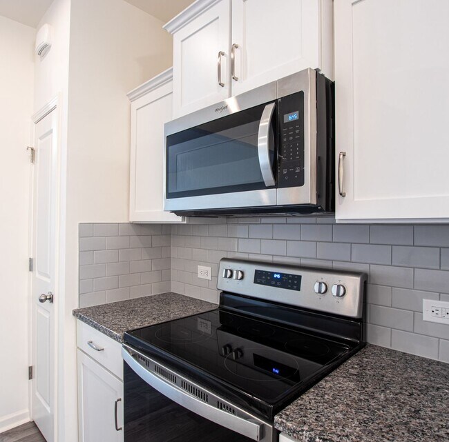 Foto del edificio - BEAUTIFUL 2 Bedroom Townhome in Midland - AVAILABLE January 2026