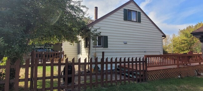 Building Photo - Adorable 2 bedroom charming home on Whitef...