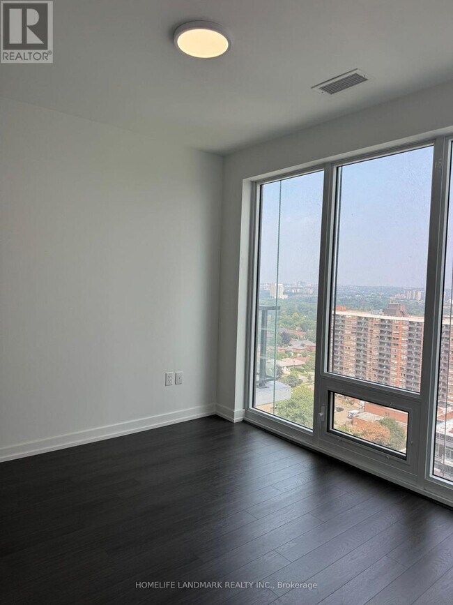 Photo du bâtiment - 4010 Eglinton Ave W