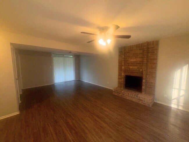 Foto del edificio - 2222 Riverford Dr