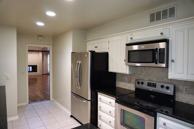 Foto del edificio - 3 bed 3 Bath 2 Car Garage Town Home in the...