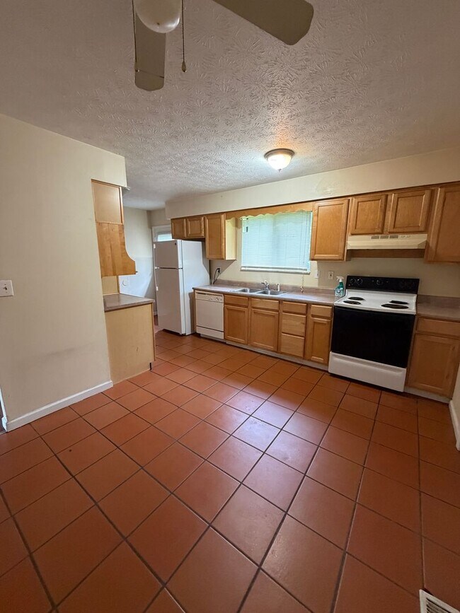 Building Photo - Large 3 bedroom 1 bath