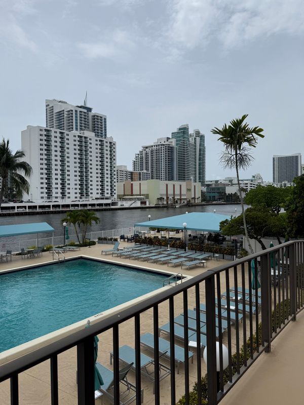 Foto del edificio - 1000 Parkview Dr