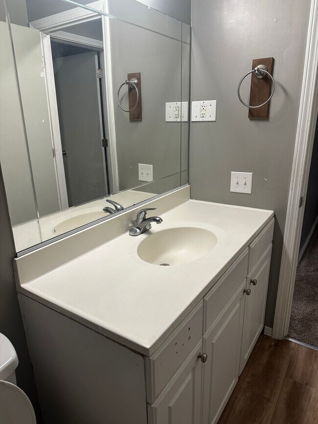 Foto del edificio - 3 Bed/1 Bath - Heat included!