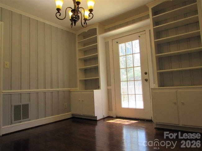 Building Photo - 1107 Forestdale Dr