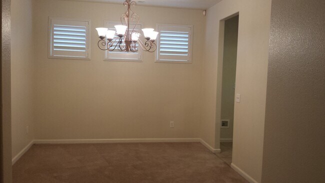 Foto del edificio - 719 Rock Creek Ln
