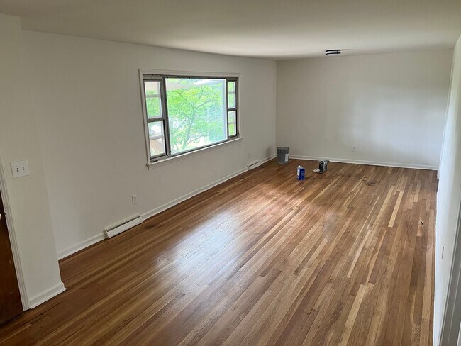 Building Photo - 3/ 2 Home For Rent!