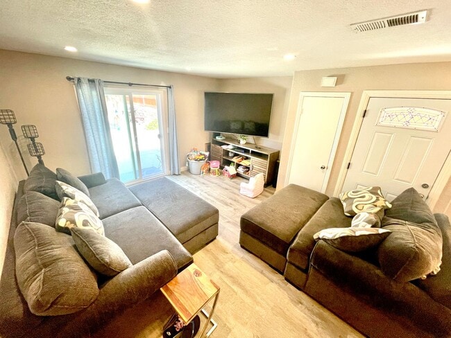 Foto del edificio - Fully remodeled house in Spring Valley on ...