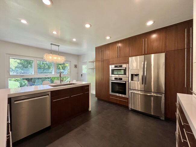 Building Photo - 420 Tamarac Drive