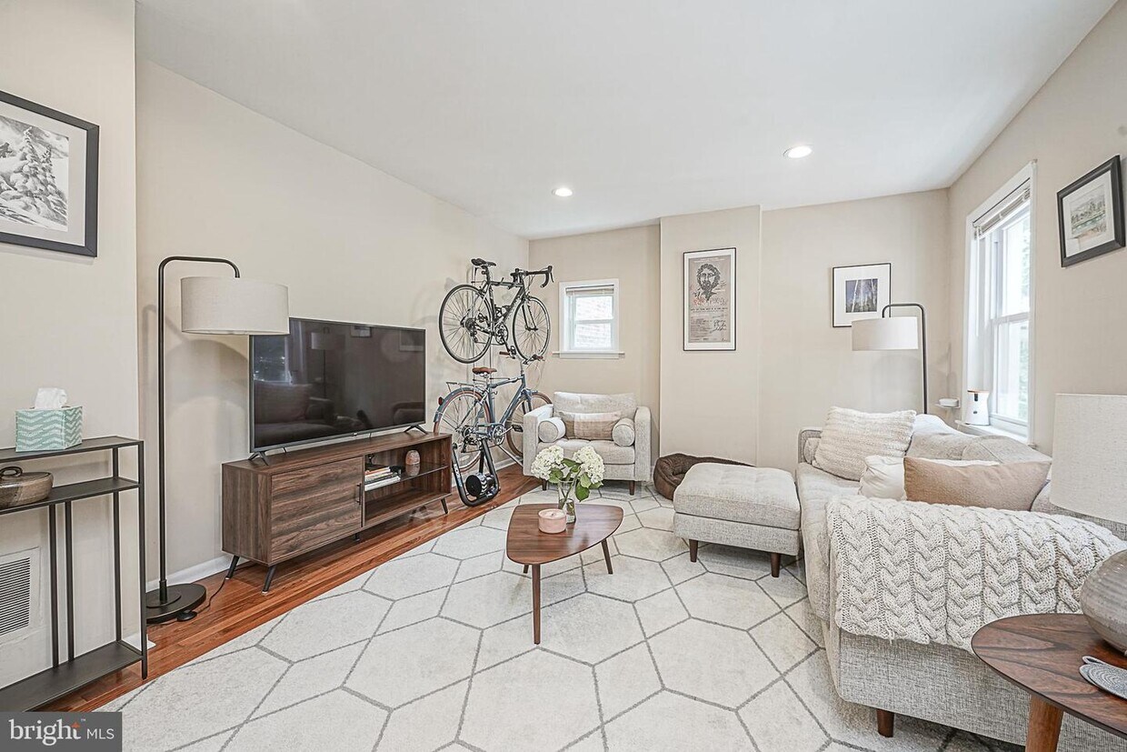 Primary Photo - 2310 Lombard St