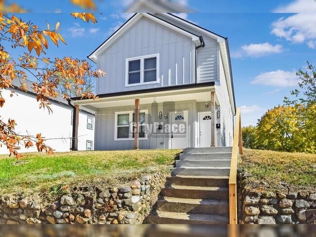 Photo - 2801 E Riverside Dr House