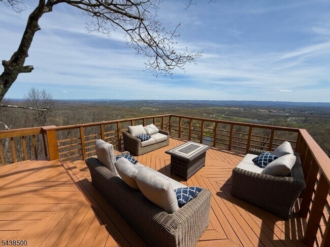 Foto del edificio - 20 Upper Mountain Rd