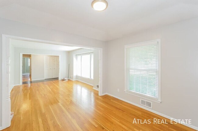Building Photo - 2700 NE 69th St