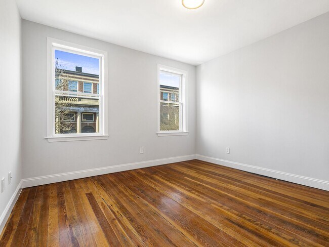 Building Photo - Charming 1 Bedroom-No Broker Fee