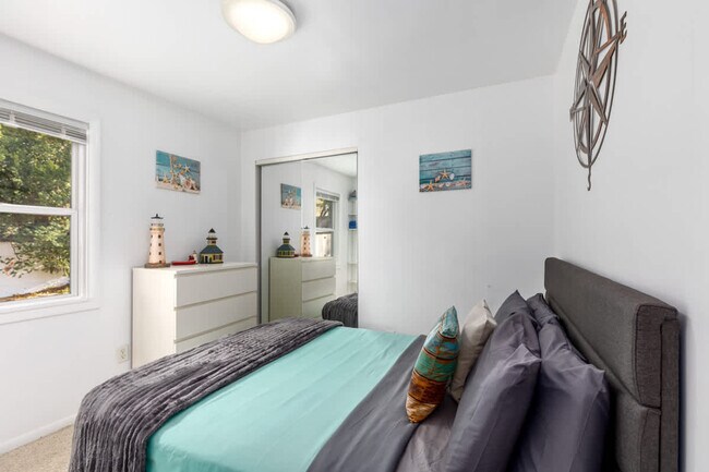 Building Photo - 8685 Je-NE-Be Dr NE