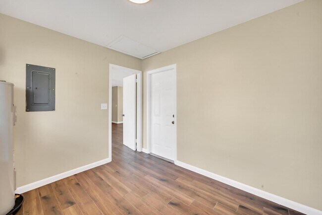 Building Photo - 241 NE Ardsley Dr