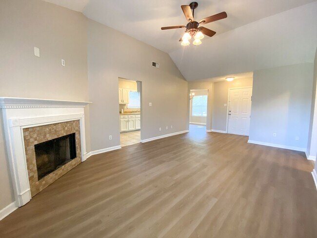 Foto del edificio - 3 bed, 2 bath home with wonderful curb app...