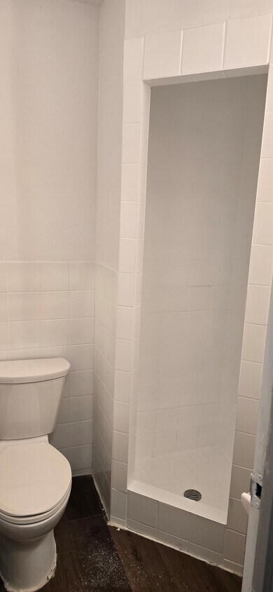 Building Photo - Bachelor Apartment available on The Kingsway