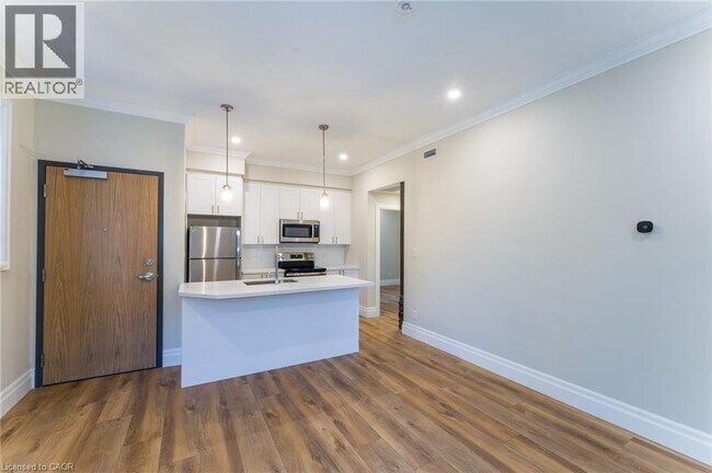 Photo du bâtiment - 100 Charlton Ave W