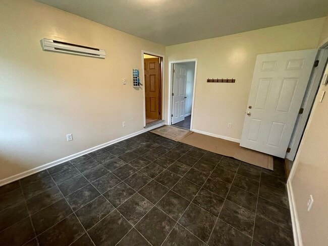 Building Photo - Beautiful 4 Bedroom, 2.5 Bathroom, 3000sq.ft Ranch! Pet Friendly!
