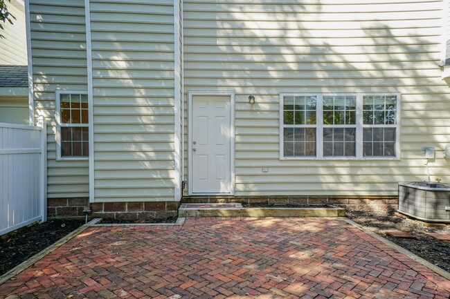 Building Photo - Gorgeous Three Bedroom Home!