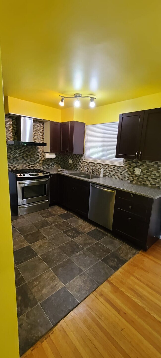 45649 Storey Av, Chilliwack, BC V2R 4E6 House for Rent in Chilliwack