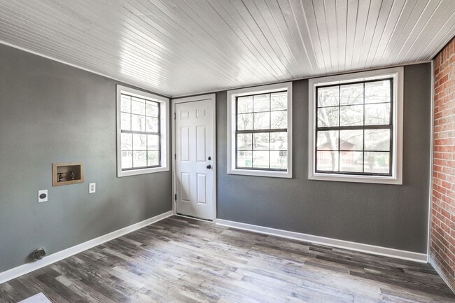 Building Photo - 3 Bedroom 1.5 Bath House for Rent