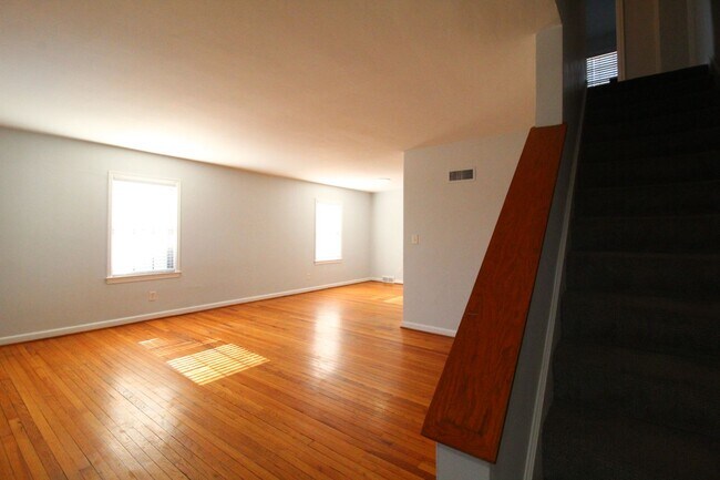 Foto del edificio - February FREE On This 2 Bedroom 2 Bath Duplex In The Waldo Area