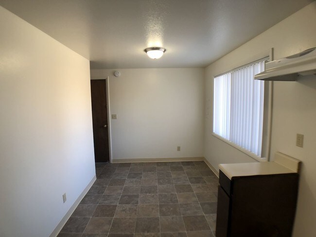 Building Photo - 3 bed 2 bath with basement
