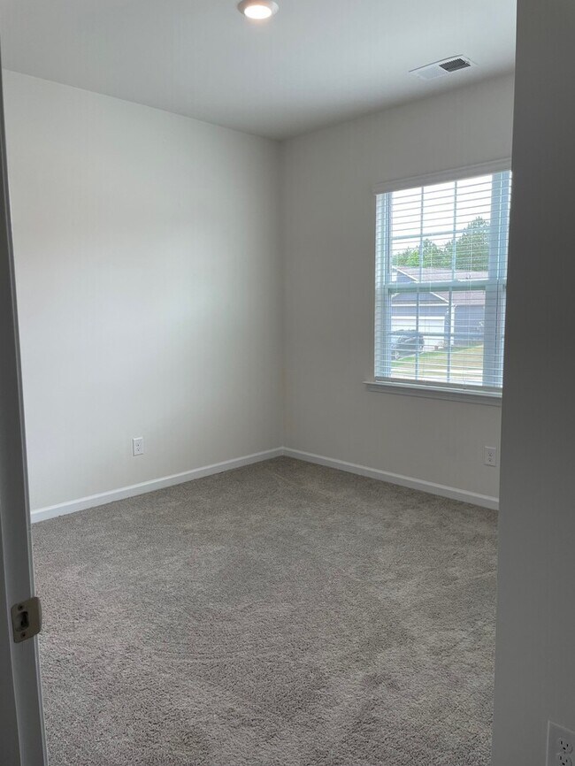 Building Photo - Spacious & Modern Ranch-Style Living