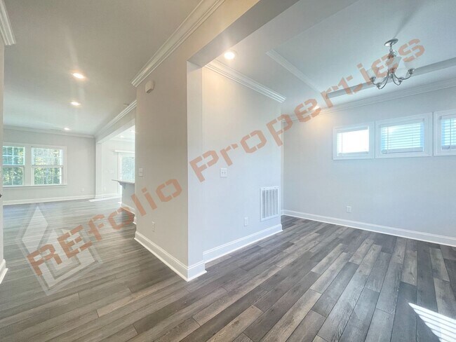 Foto del edificio - Beautiful 5 Bedroom 2-Car Garage Home with...