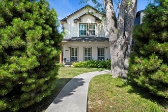 Building Photo - 1621 S Vermont Ave