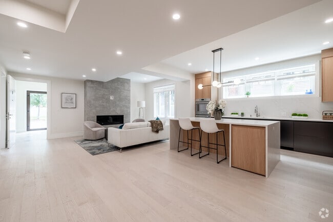 Interior Photo - 116 Columbia St