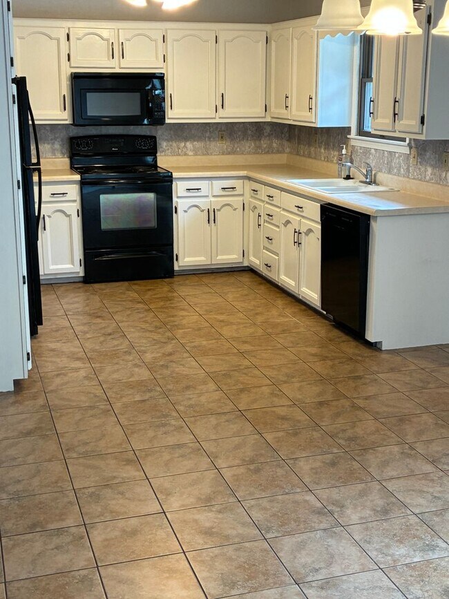 Foto del edificio - 1823 Cedar Ridge Rd