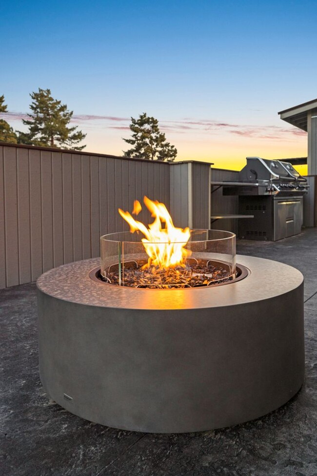 Building Photo - 2 bed 2 bath in fully renovated complex - ...
