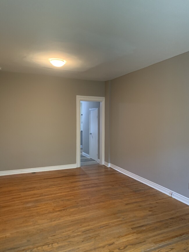 Building Photo - 1 Bedroom Apartment DOWNTOWN * Laundry on ...