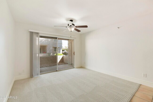 Foto del edificio - 4444 N Paradise Vlg Pkwy S