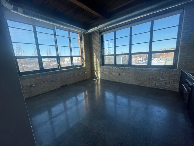 Foto del edificio - 2061 N Southport Ave