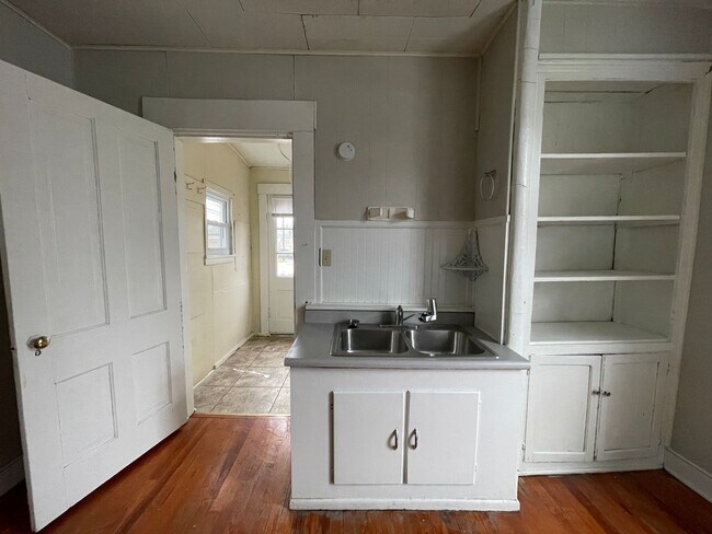 Building Photo - PRELEASING for AUGUST! Close to Campus: In-Unit Washer/Dryer + LOFT