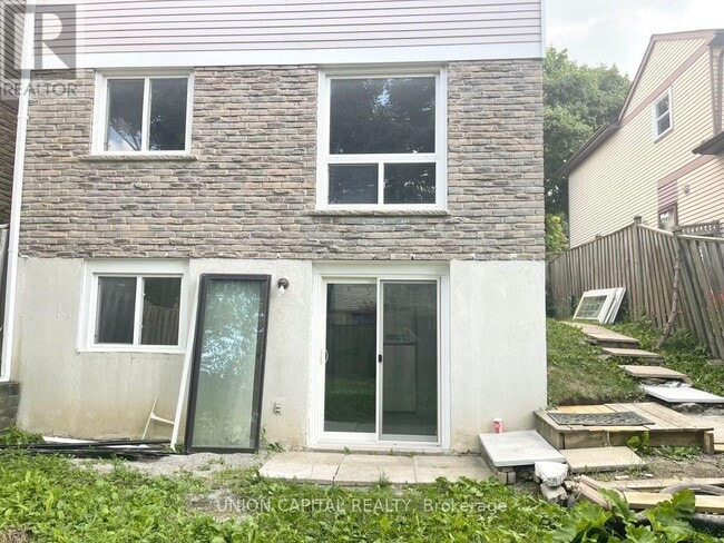 Building Photo - 75 Madsen Crescent