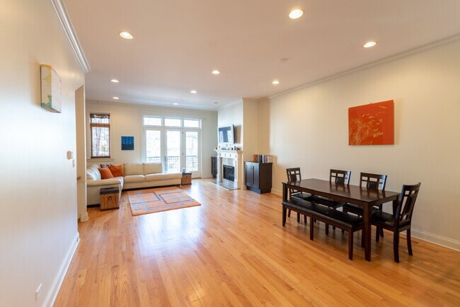Foto del edificio - Massive townhome in prime location!
