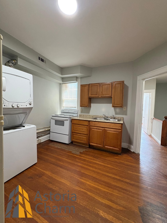 Building Photo - 2756 Pelham Ave